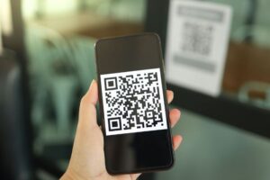 Власти Петербурга перенесли дату введения QR-кодов для общепита на 27 декабря. Рассказываем о новых ограничениях