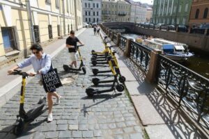 Минтранс планирует изменить ПДД для водителей самокатов к осени — после анализа «правоприменительной практики»