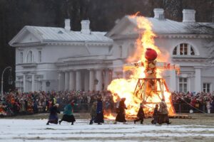 Дым над Невой. Посмотрите на масленичные костры в Петербурге под занавес выборов